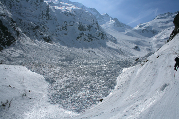 Buet - Débris d'avalanches coulantes dans le vallon