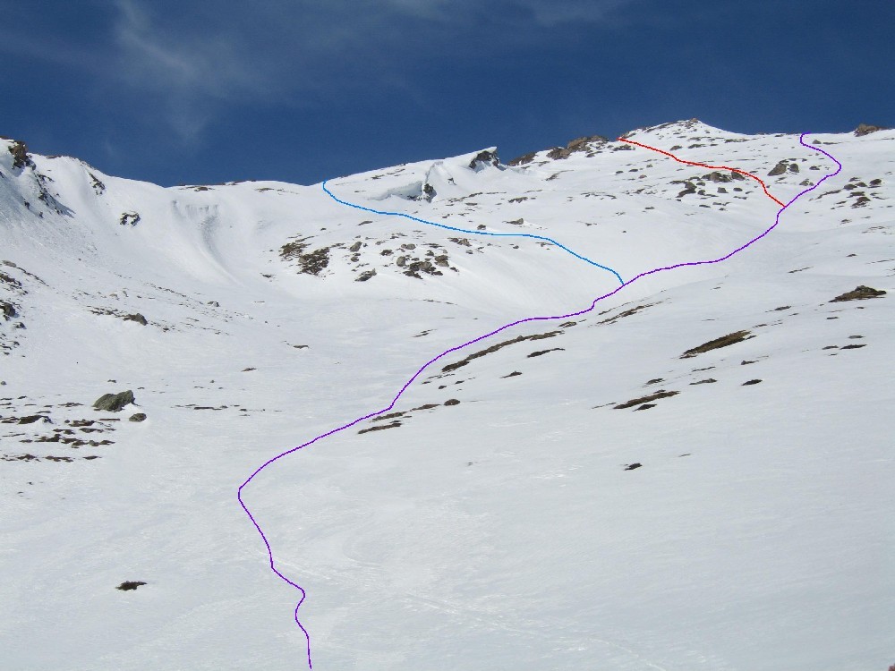 Dalla bella conca intermedia si sta a destra per l'Einshorn puntando ad una fascia rocciosa poco marcata; a sinistra invece varianti per la quota 2862