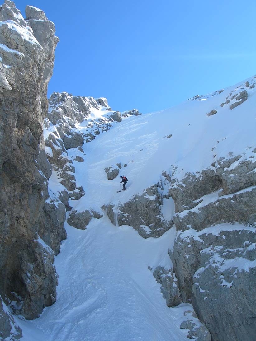 Sam juste avant le petit saut en-dessous de la pente sommitale du Paré de Joux
