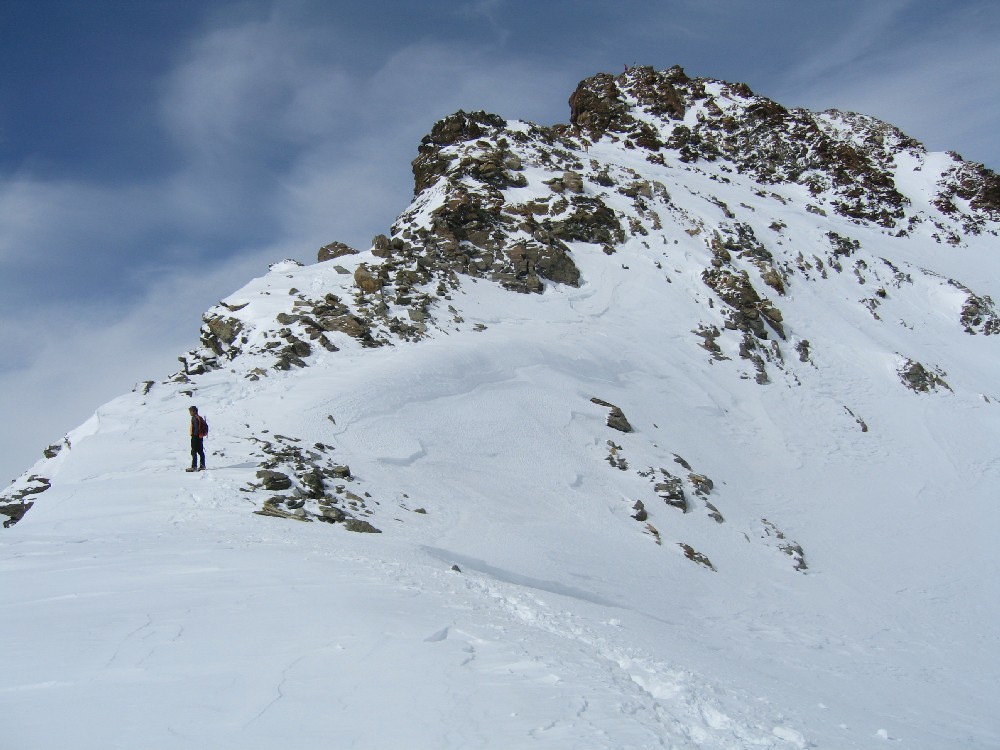 Dopo una cresta nevosa, l'ultimo strappo roccioso