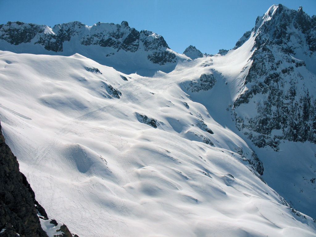 Le col des Crochues au loin