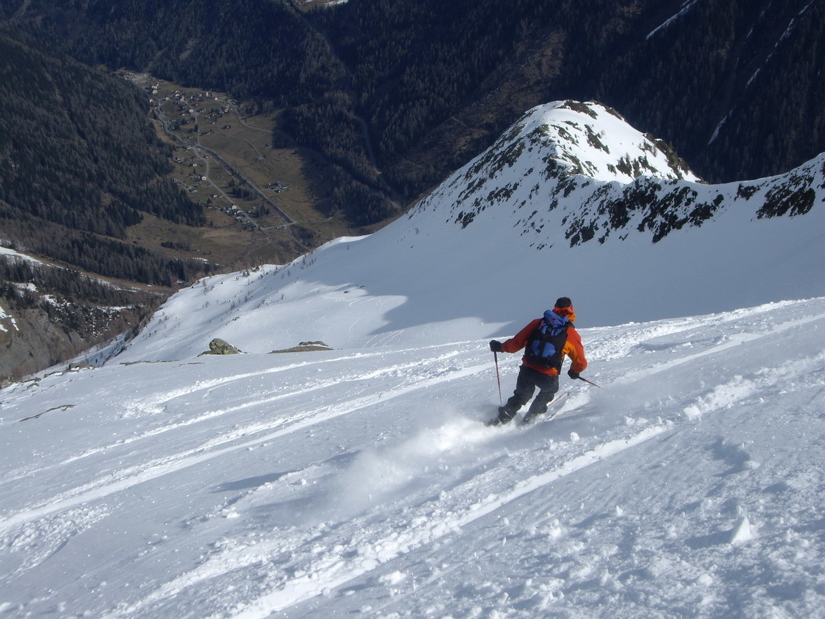 au début de la descente du versant NE