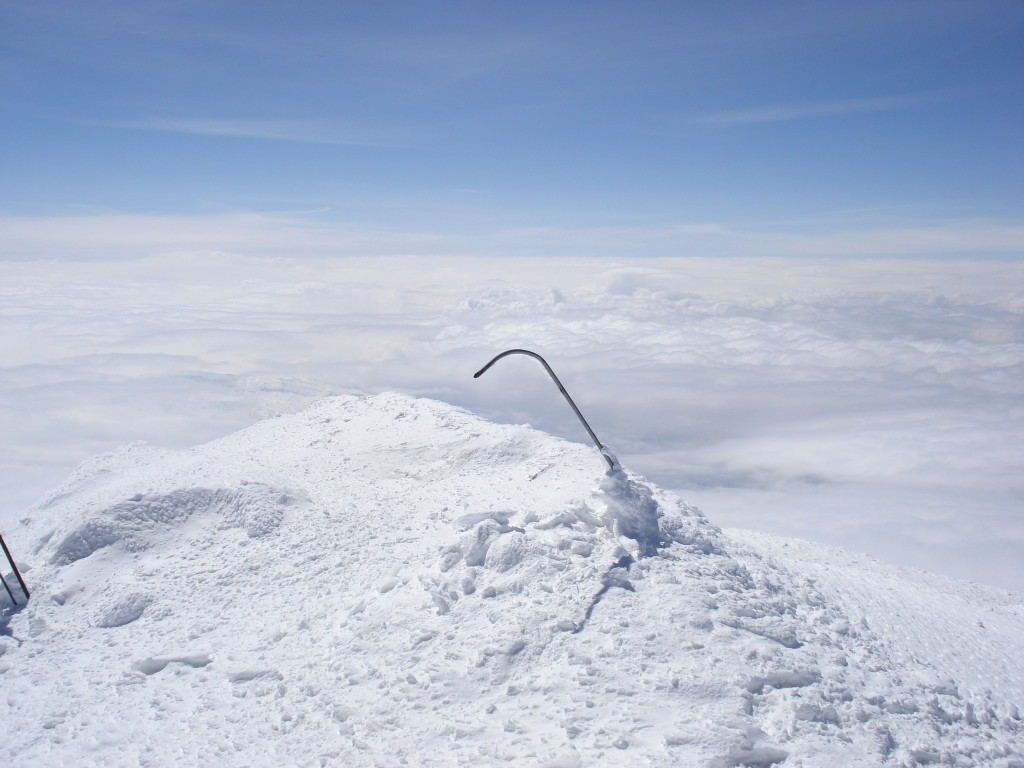 les piquets tordus marquant le sommet du mont Ararat