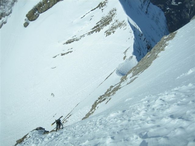 En montant au sommet au-dessus du Col du Rasoir