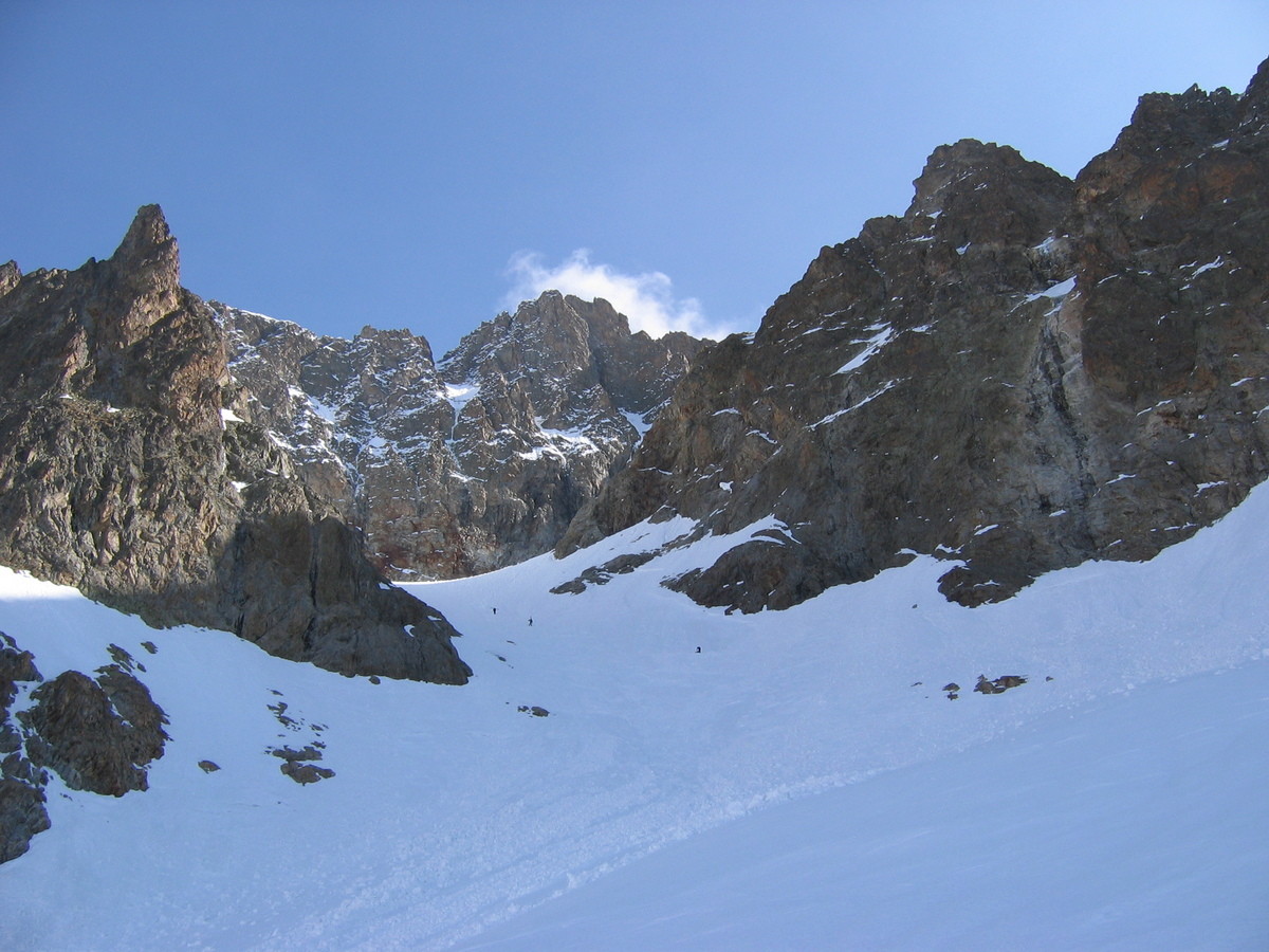 Sous le glacier courbe