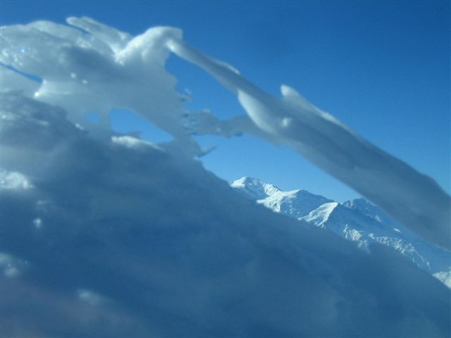 Cairn sommital givré et Mont Blanc