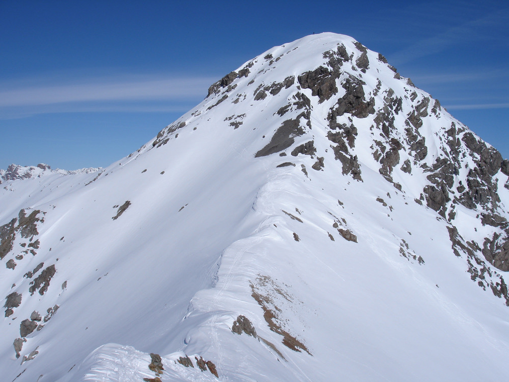 Il ripido tratto sciistico al Monte Cornaccia o Piz Tea Fondada 3144 m versante Sud a sx.