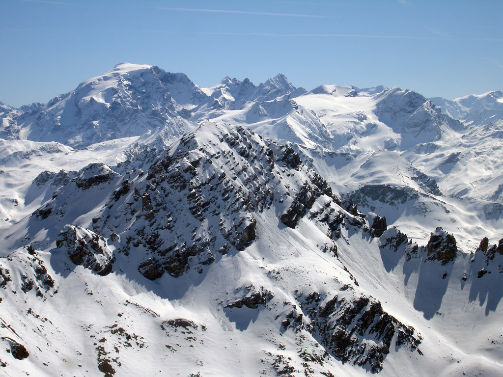 Il Piz Schumbraida 3124 m e il gruppo dell'Ortles sullo sfondo, dalla cima del Piz Tea Fondada 3144 m.