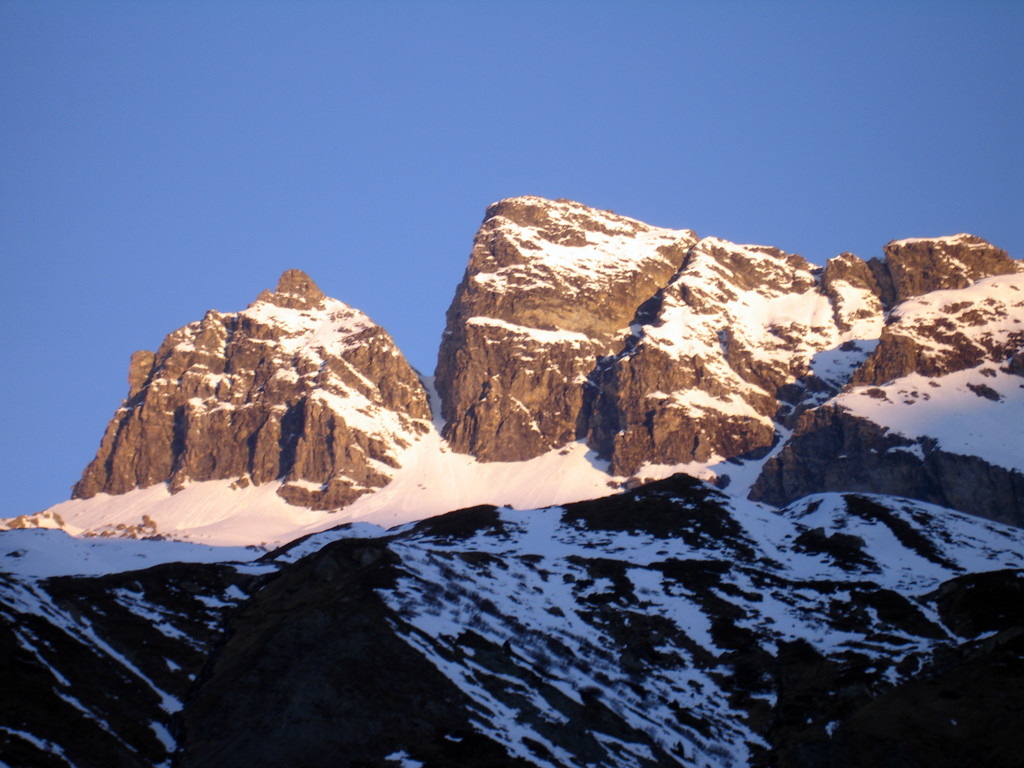Prime luci sul Piz Forbesch 3261 m, nei pressi di Tga 1922 m.