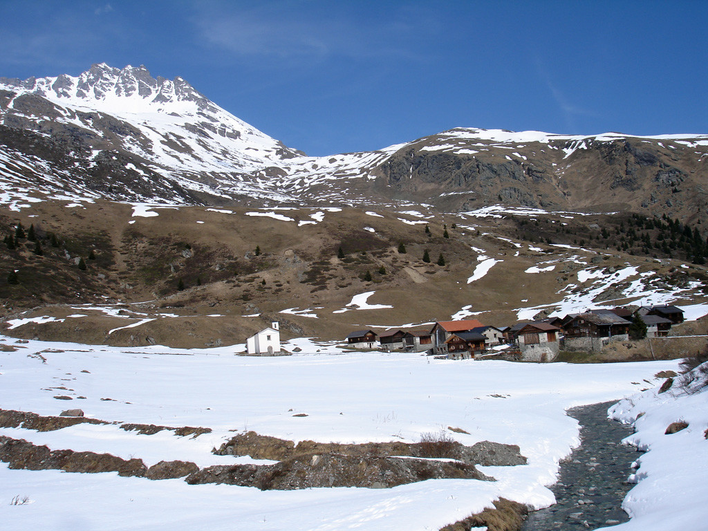 Tga 1922 m in Val da Faller, sullo sfondo il Piz Arblatsch 3203 m.