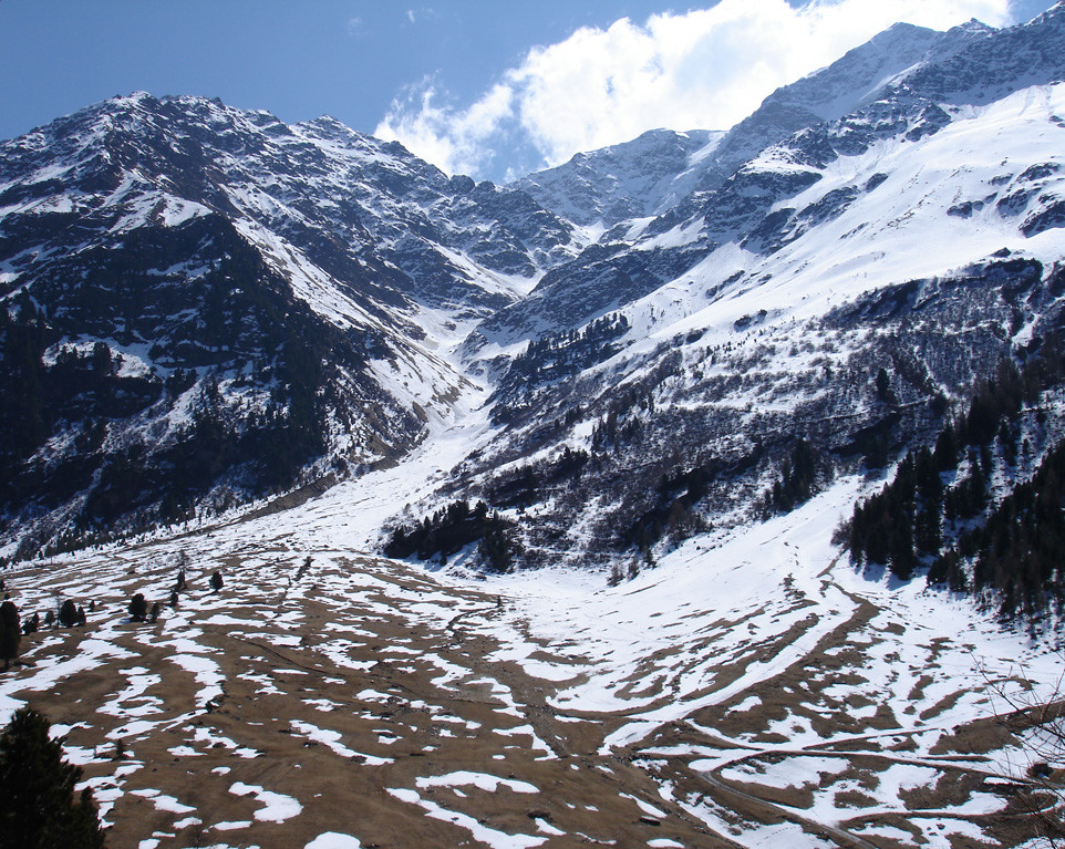 Lo sbocco della Val Cerena, dalla strada dei Forni.