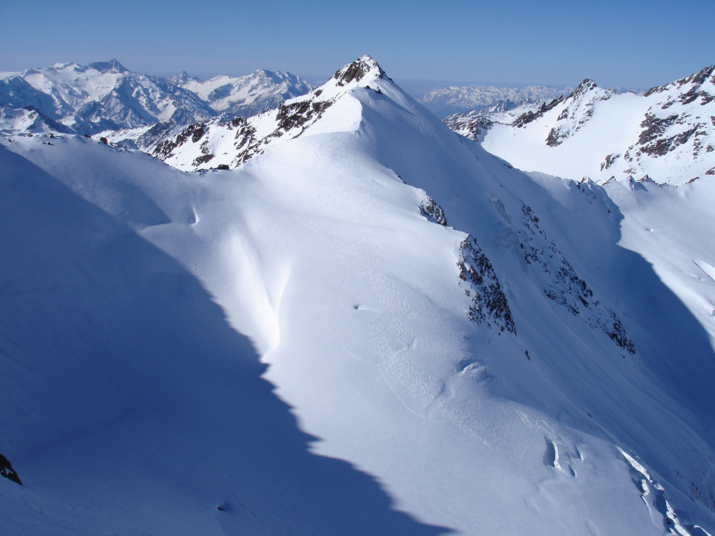 La Punta Cadini 3524 m versante NE, vista nei pressi della Cima di Peio 3549 m.
