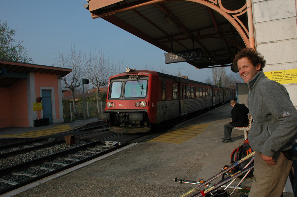 Le train arrive en gare de Brignoud