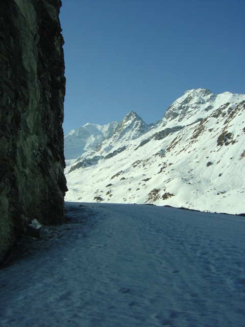 Longue montée sur la route du barrage de la Gougra