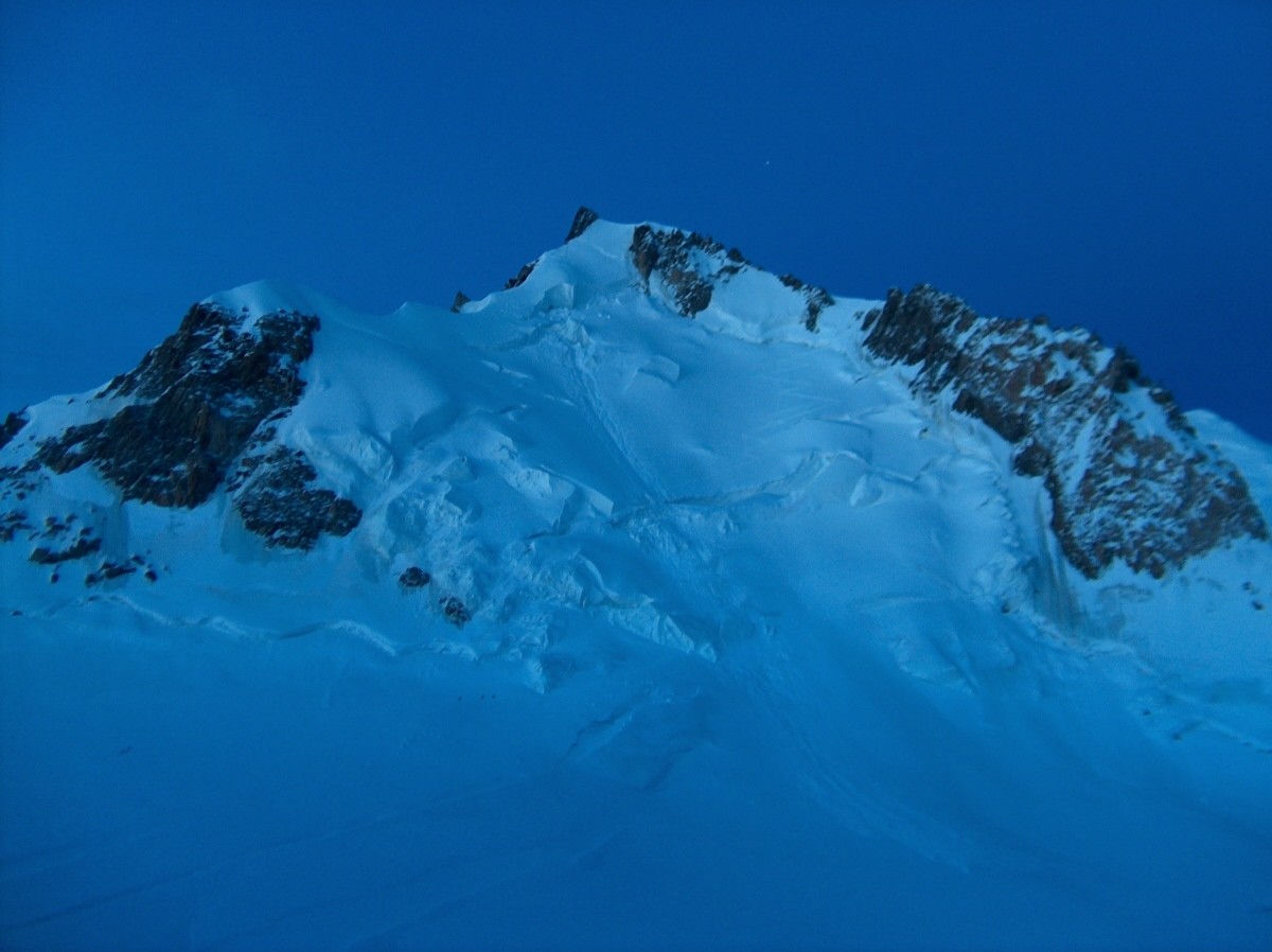 La face N du Mont Maudit au lever du jour.
