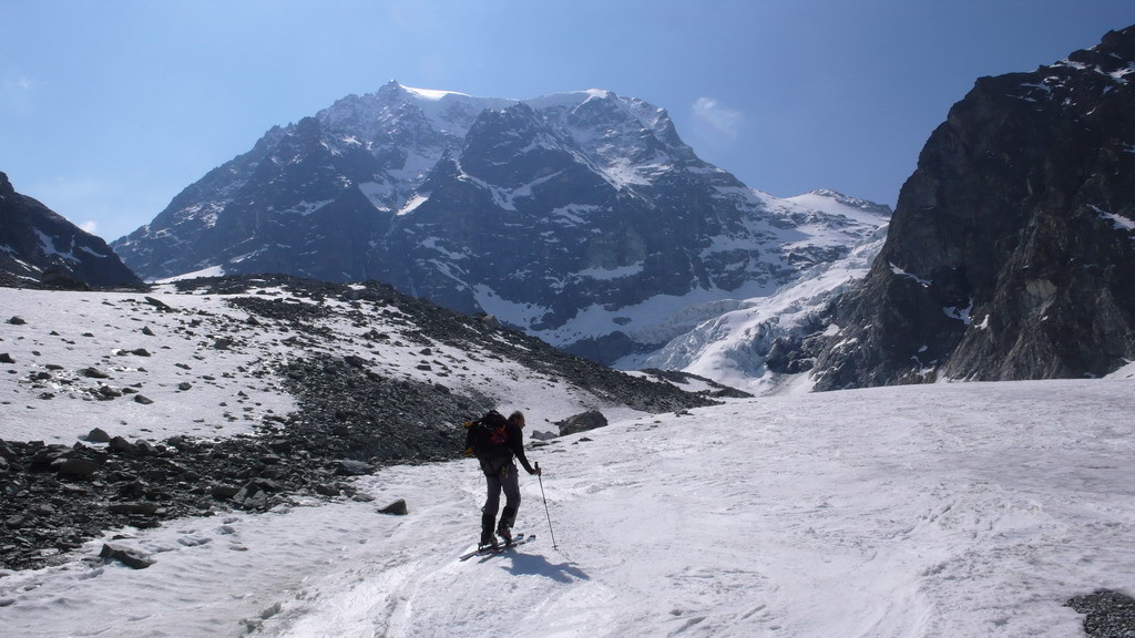Max partant pour un raid, Bas glacier d'Arolla