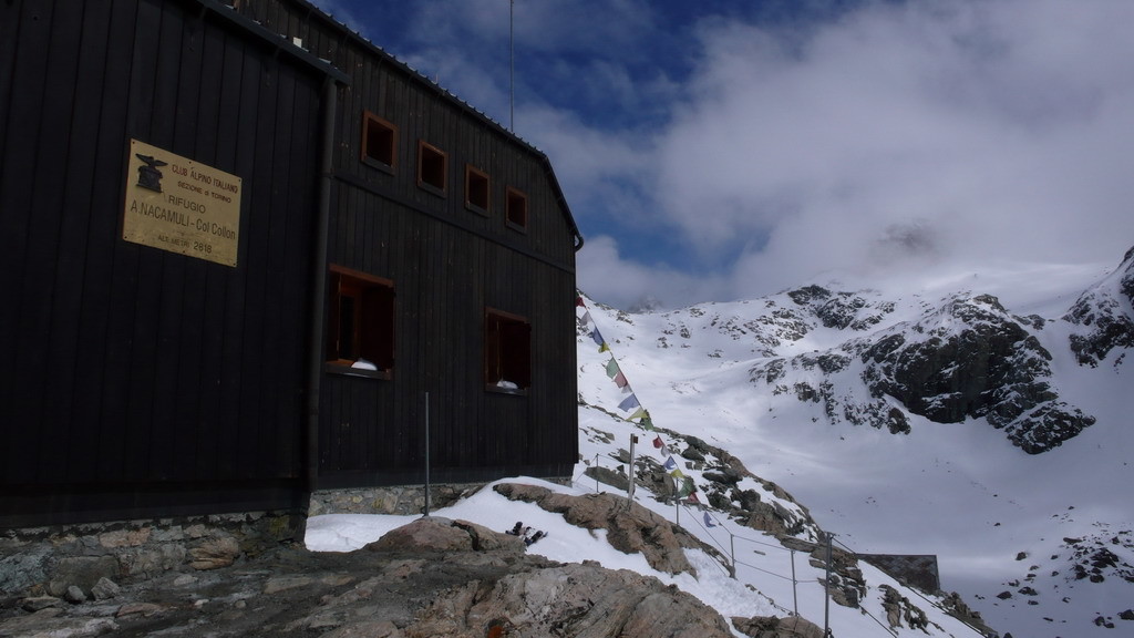 Refuge Nacamuli et Col Collon au fond