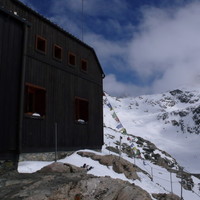 Refuge Nacamuli et Col Collon au fond