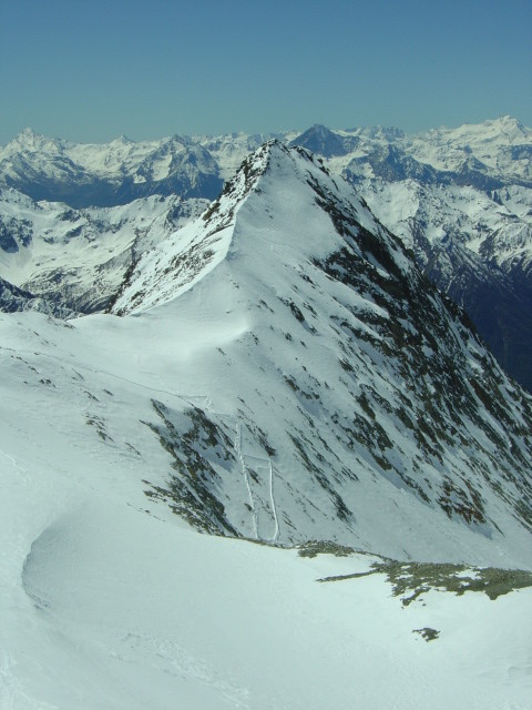 Du sommet, vue sur le Sud. Le passage raide bien marqué