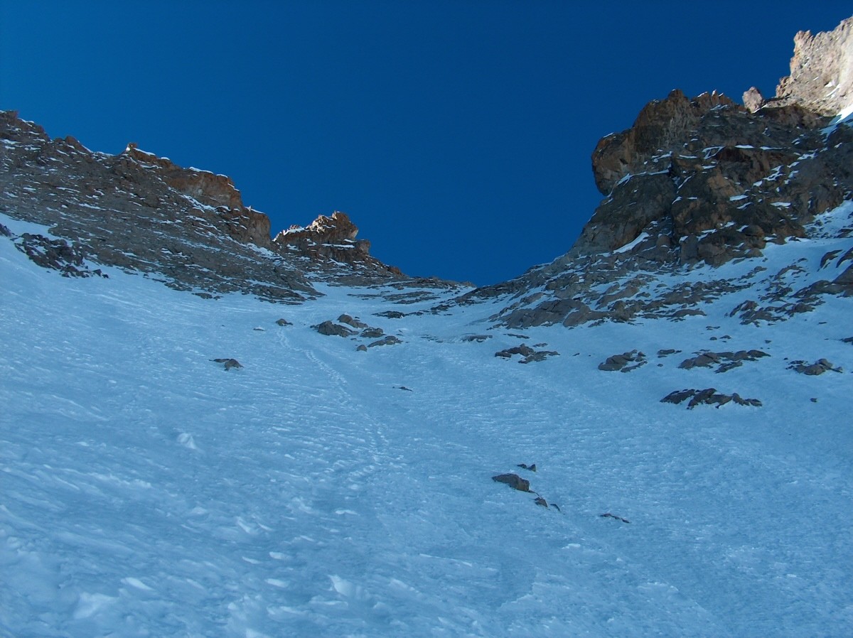 Le Col du Glacier Noir se dévoile, dans le dernier tiers du couloir.