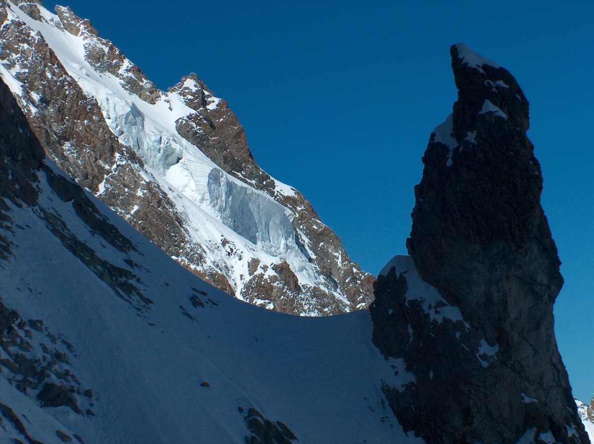 Le glacier suspendu sous l'Ailefroide Centrale, vu du couloir.