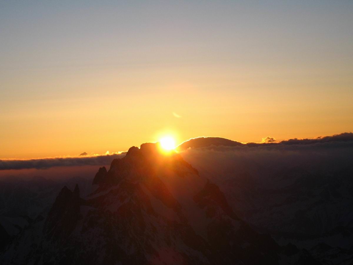 Lever du soleil à la Brenva