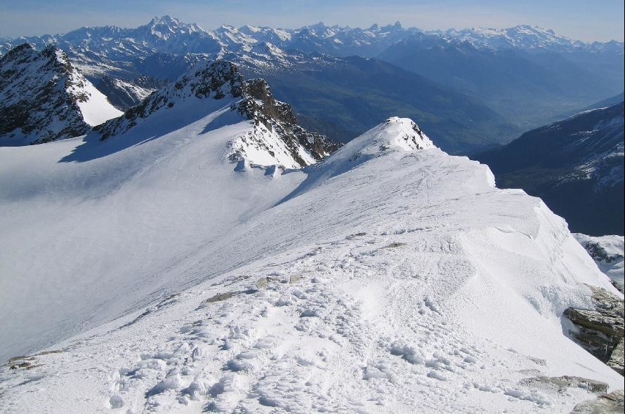 La crête sommitale qui mène à la Tête du Ruitor (3497m)