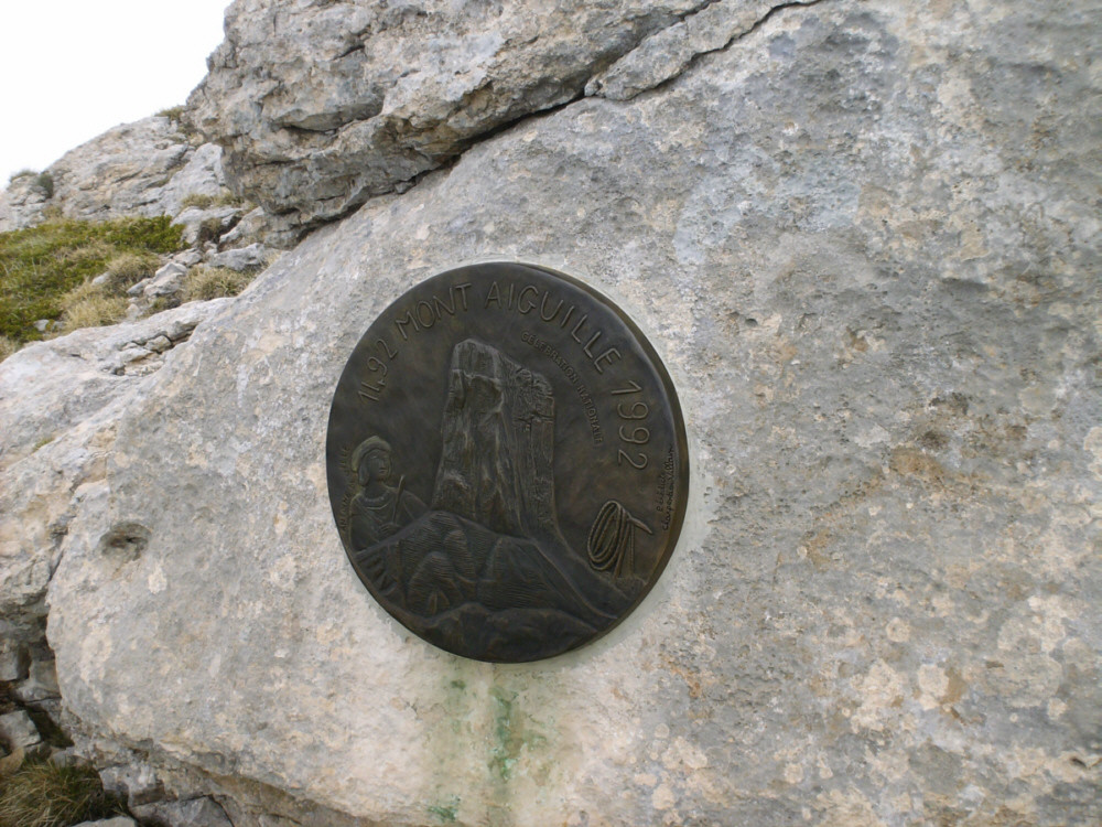 Mont Aiguille - La plaque commémorative du Cinqcentenaire qui marque le début de la voie de descente