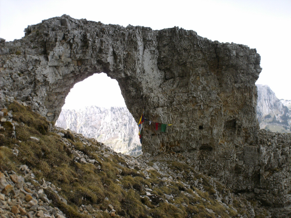 Mont Aiguille - L'Arche... ornée d'un drapeau du Tibet et de drapeaux de prières