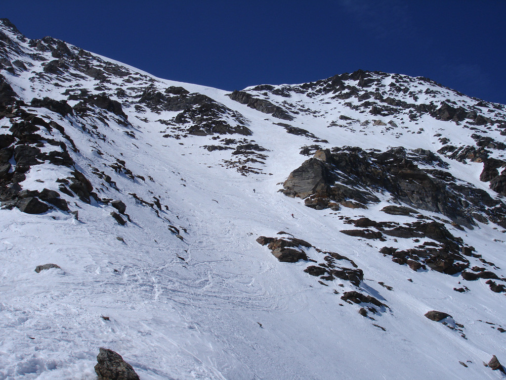 I ripidi pendii del versante NE della Senggchuppa, visti dal bivacco De Zan 3014 m