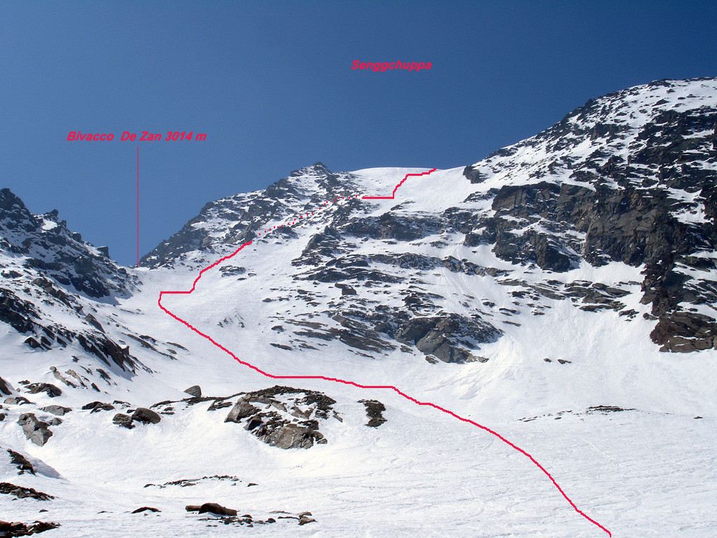 La discesa su Egga dal versante NE della Senggchuppa, con il colle di 3014 m.