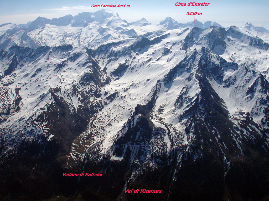 La Cima di Entrelor 3430 m, vista dalla Grande Rousse 3607 m.