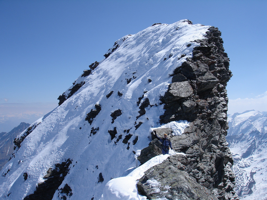 La slanciata cima della Grande Rousse 3607 m, durante la discesa.