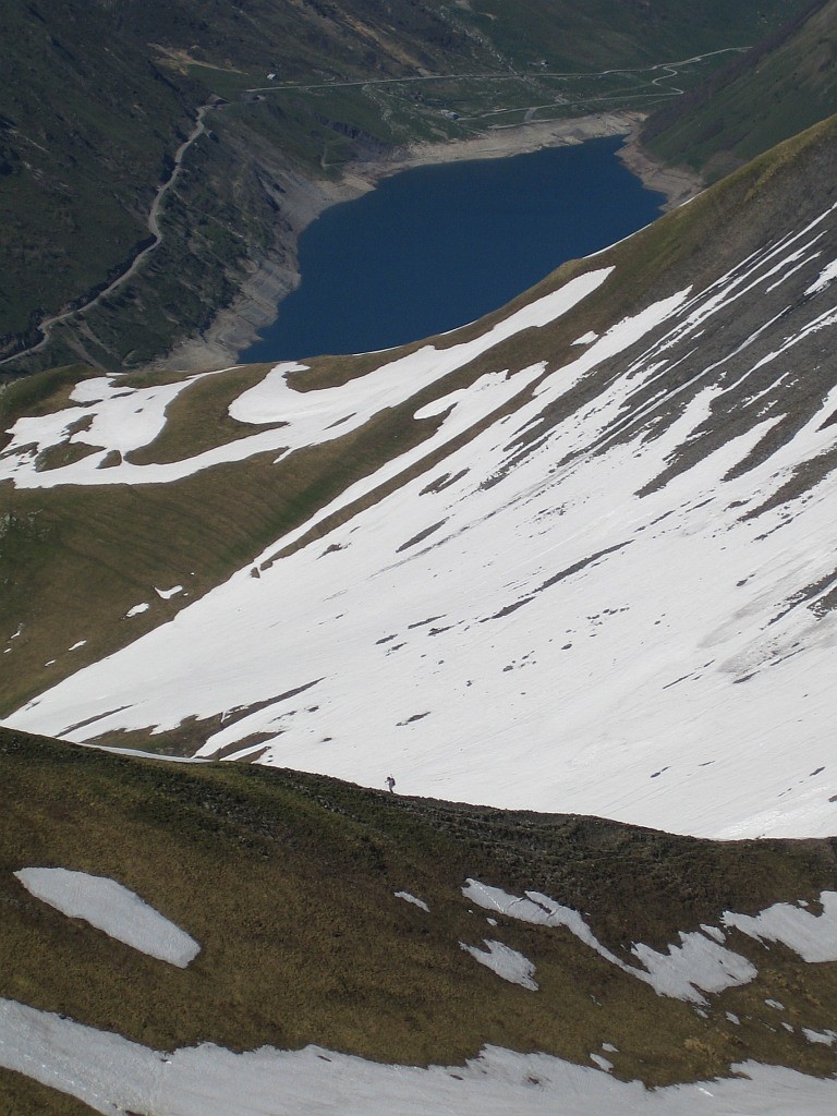 Skieur à pied remontant à Côte Belle