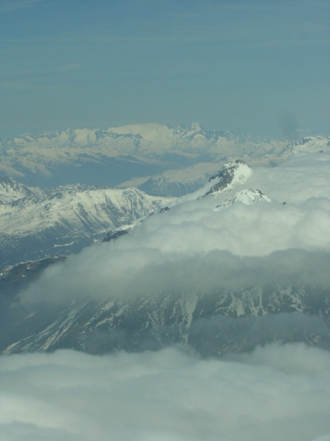 La barriére de foehn du Sud, au fond le glacier du Rhône