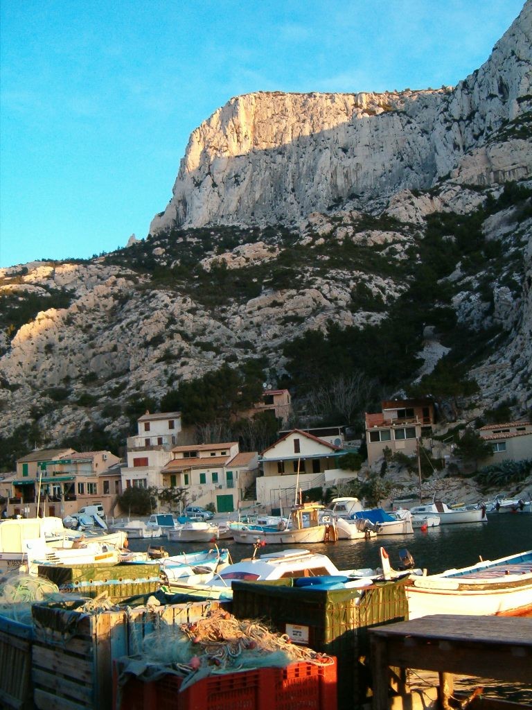 Morgiou, un port, le Cret St Michel au fond
