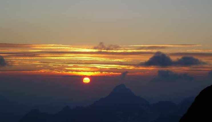 Coucher de soleil sur l'aiguille du Plat de la Selle, depuis l'arête des Ailefroide