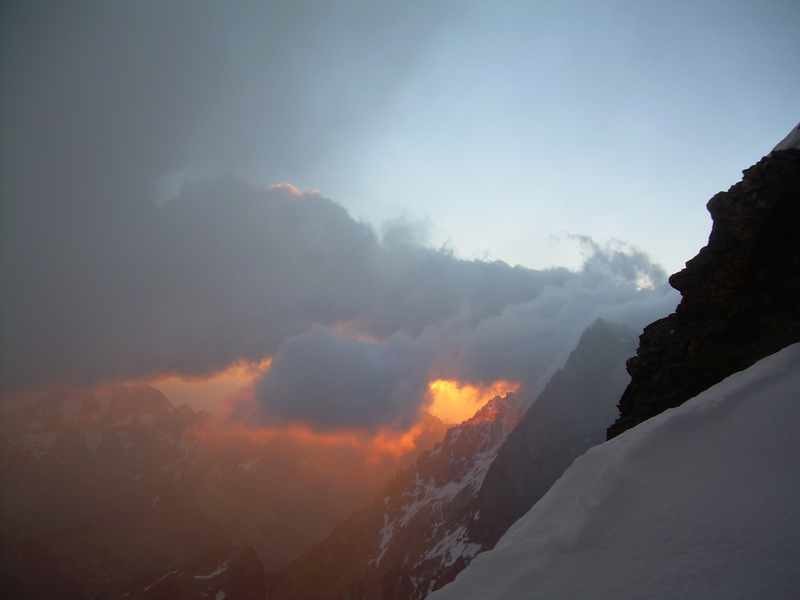 Lever de soleil sur le pic sans Nom, depuis l'arête des Ailefroide
