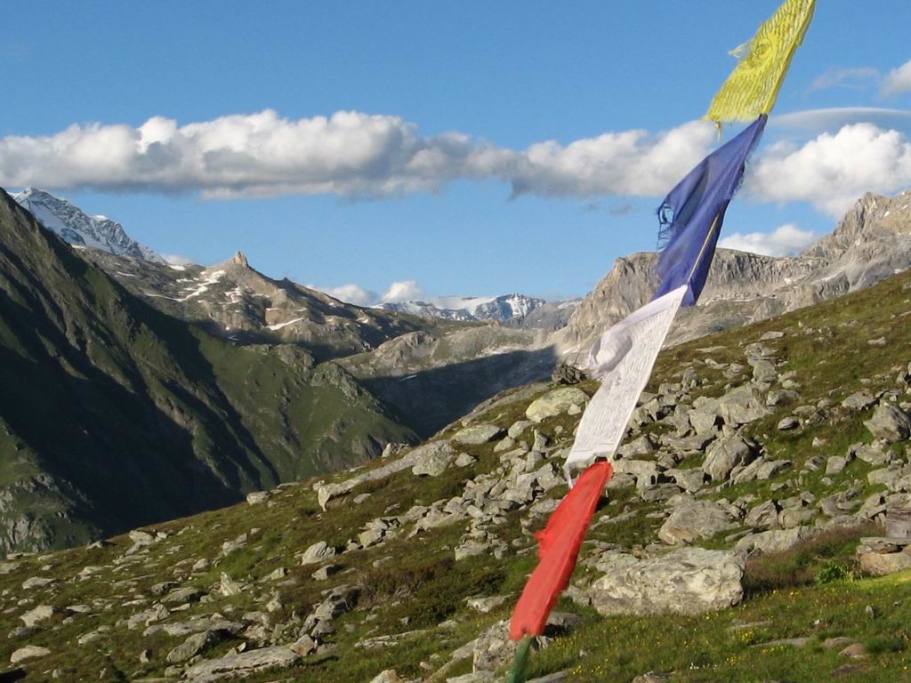 drapeaux de priere au refuge du plan des gouilles