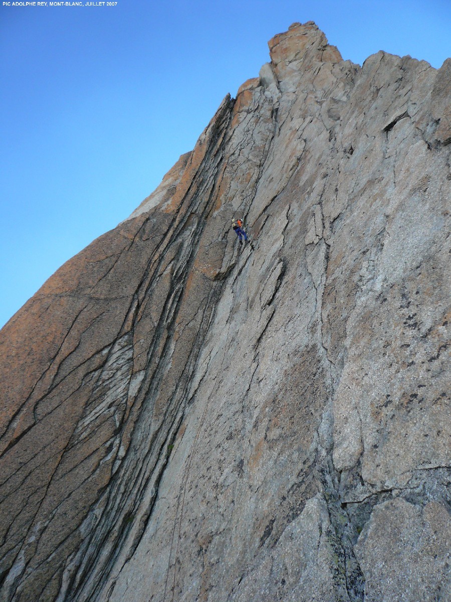 Bertrand dans le rappel du mur fissuré de la Salluard
