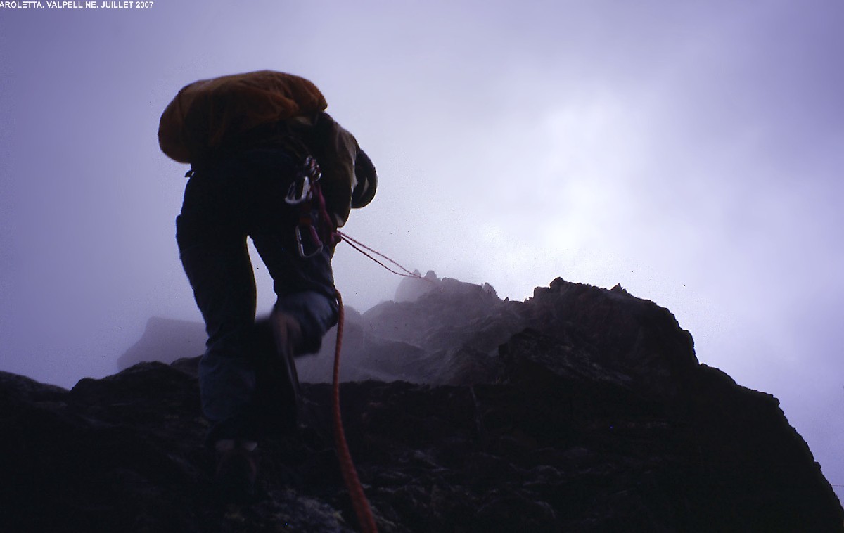 Agnès en rappel sur l'arête N de la Vierge de l'Aroletta