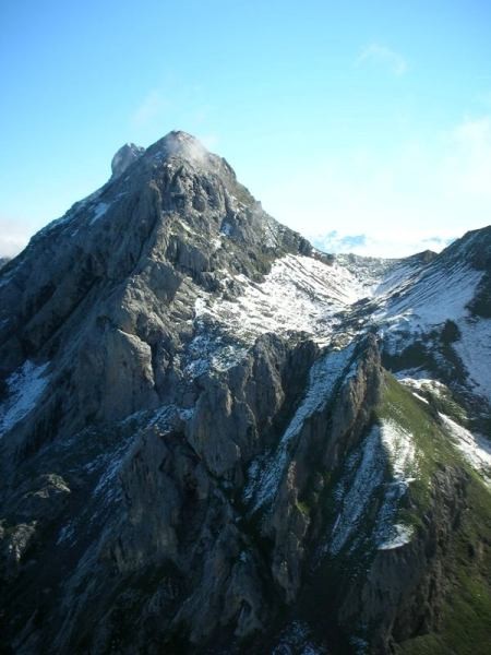 Le mont Charvet au fond