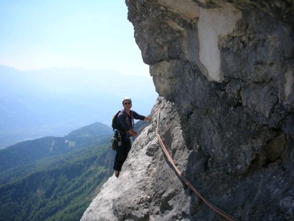 Christophe arrive à un relais dans la voie