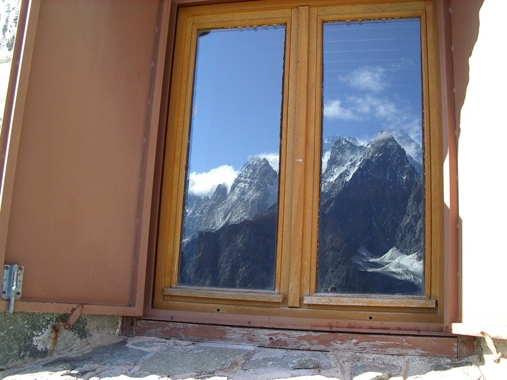 une fenêtre au refuge du Glacier Blanc
