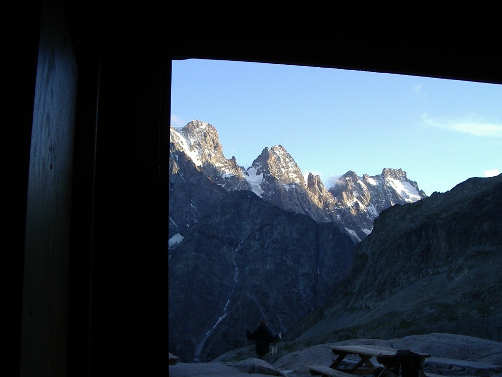 par la porte du refuge du Glacier Blanc
