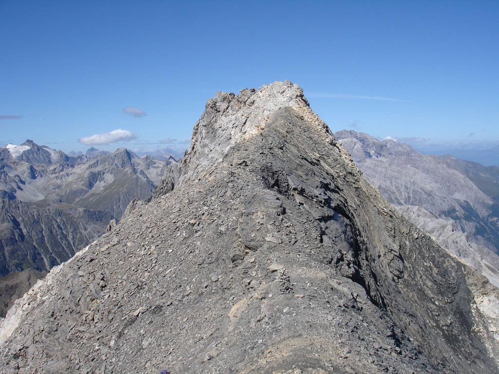 Il Piz Alvra 3117 m, con al centro la cresta Est.
