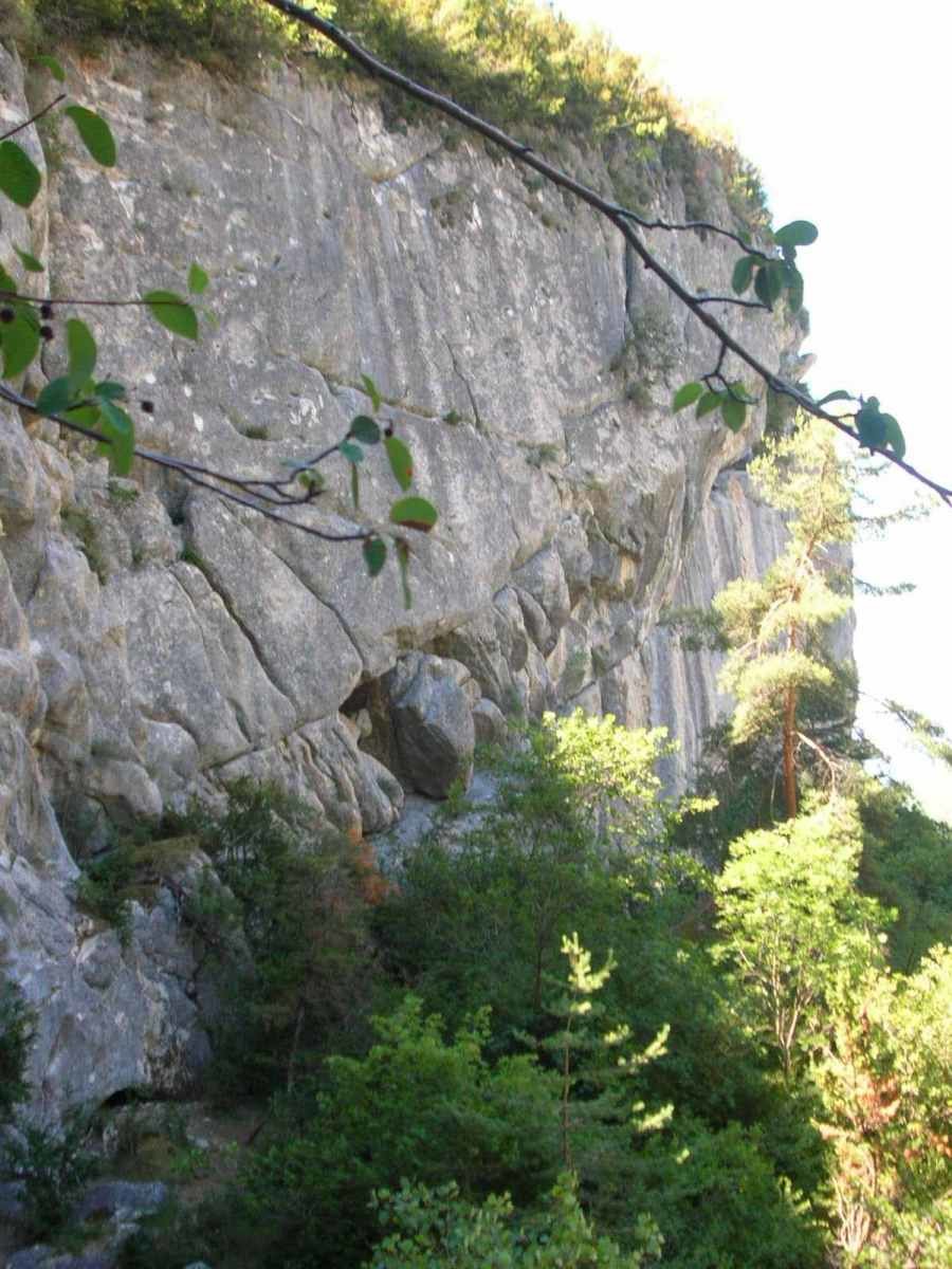 Une partie du secteur à l'ombre ( du 6a+ au 8a)