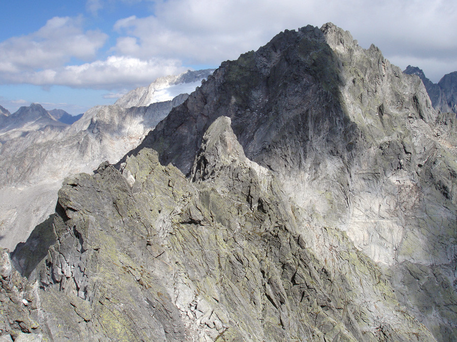 Torrione di Zocca; la vetta dalla cresta SW.