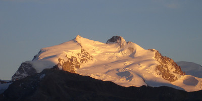La Punta Nordend 4609 m e Punta Dufour 4633 m al tramonto, presso Recheten 2503 m. La Punta Nordend 4609 m e Punta Dufour 4633 m al tramonto, presso Recheten 2503 m.