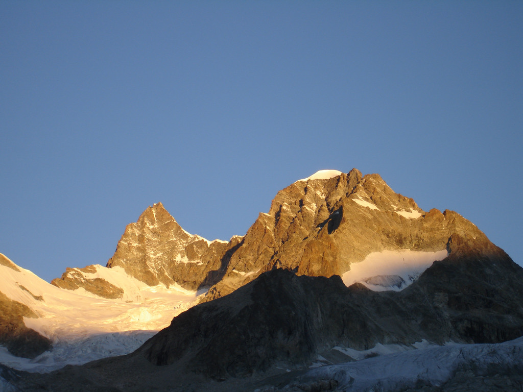 Il versante Est dell'Ober Gabelhorn 4063 m e la Wellenkuppe 3903 m al sorgere del sole.